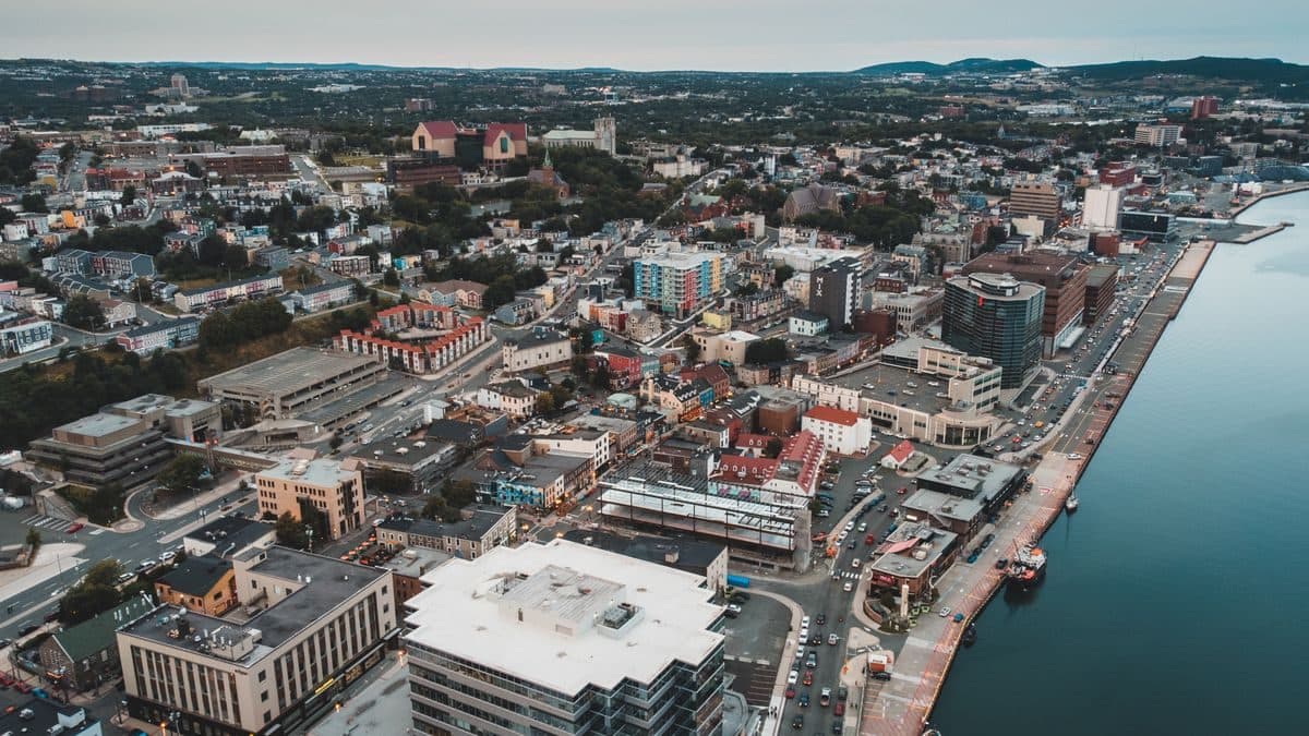 Taxi Vayo devant la terrasse du Vieux-Lévis avec vue sur Québec
