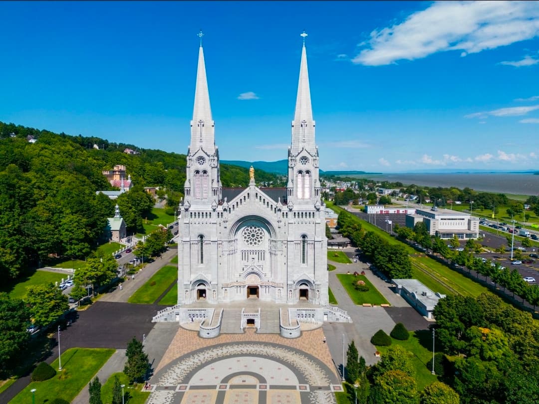 Vayo taxi at Sainte-Anne-de-Beaupré Basilica