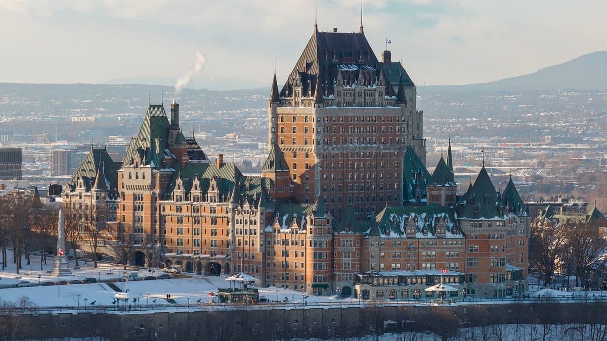 Taxi Vayo devant le Château Frontenac