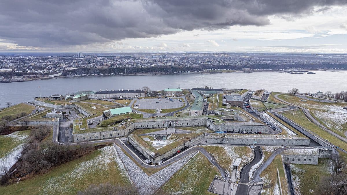 Taxi Vayo devant la Citadelle de Québec