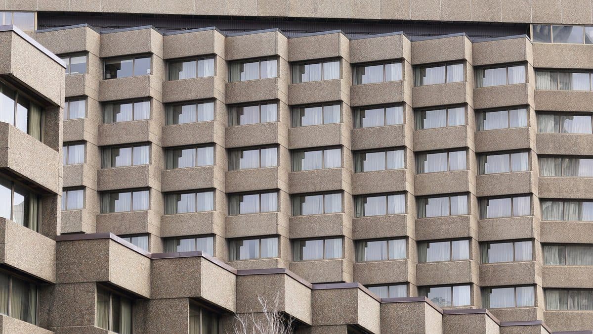 Taxi Vayo devant le Delta Québec