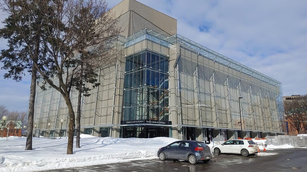 Taxi Vayo devant le Grand Théâtre de Québec