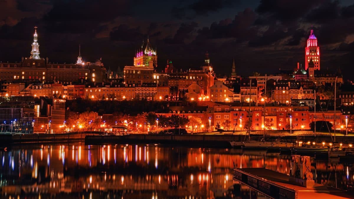 Taxi Vayo devant le Château Frontenac dans le Vieux-Québec en hiver
