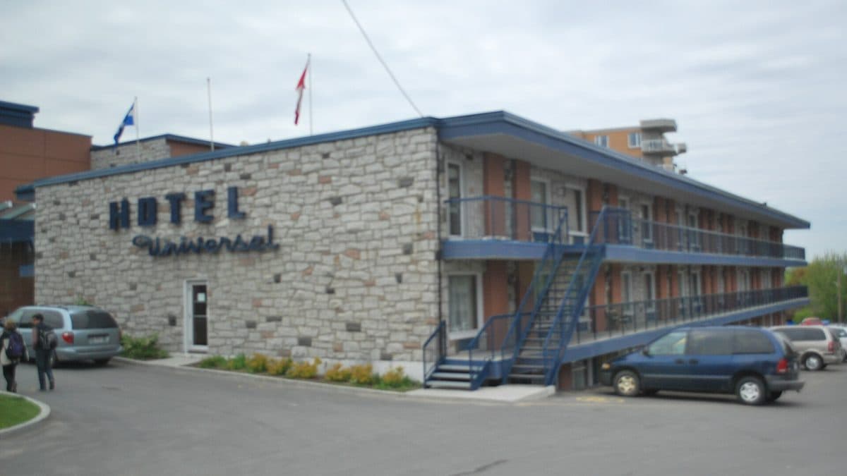 Taxi Vayo devant l'Hôtel Universel à Sainte-Foy